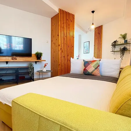 Heart Of - Stylish 2br With Balcony *