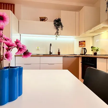 Heart Of - Stylish 2br With Balcony