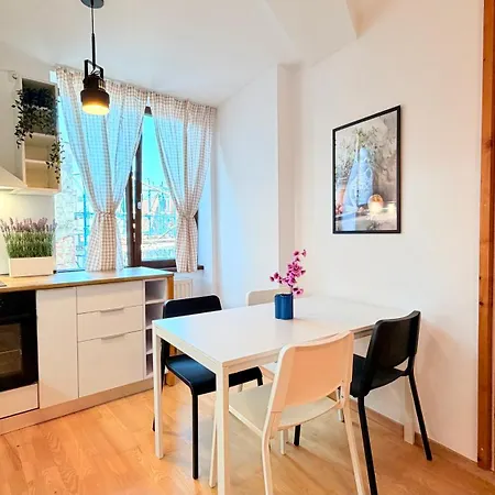 Heart Of - Stylish 2br With Balcony *