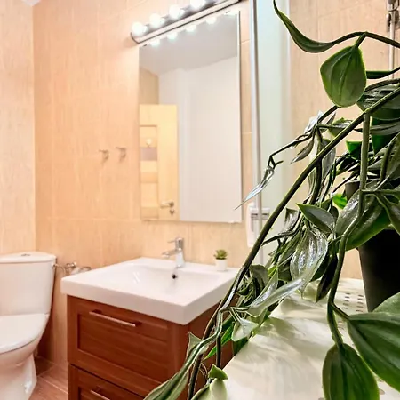 Heart Of - Stylish 2br With Balcony *