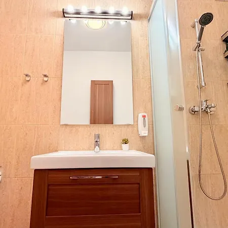 Heart Of - Stylish 2br With Balcony