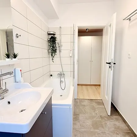 Heart Of - Stylish 2br With Balcony