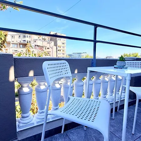 Heart Of - Stylish 2br With Balcony *